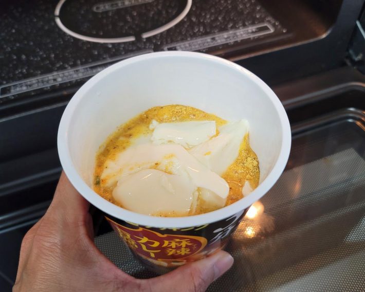 水を注いで軽く混ぜ、豆腐を加えて3分チンするだけ