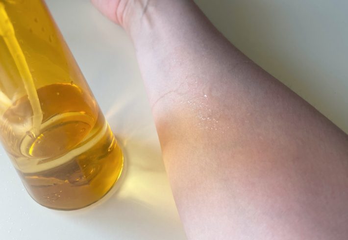 濡れた肌にボディミルクを塗ります。