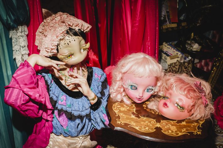 仮面を被った瞬間、別人のような仕草に