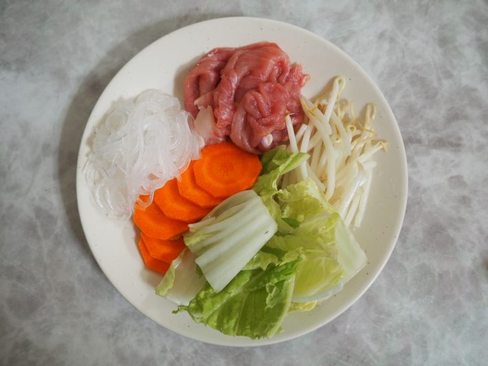 野菜を切って、マロニーは茹でておきます