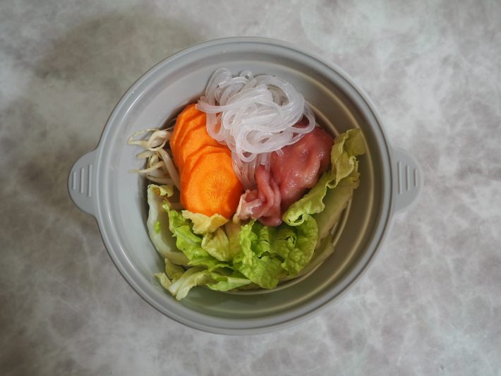 シリコーン小鍋に具材をつめます