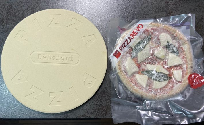 作り方は簡単！ピザストーンにピザをのせて焼くだけ