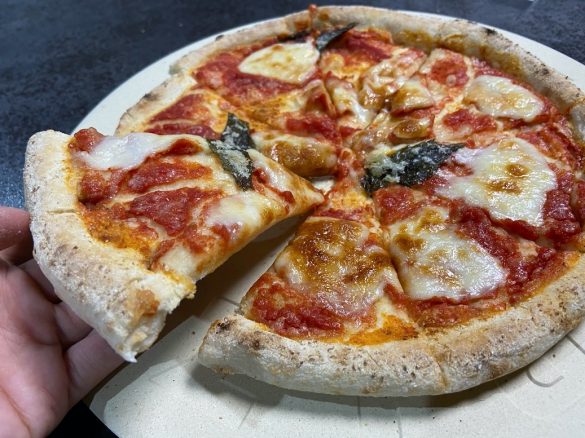 ピザストーンをお皿代わりにすれば熱々が長持ち。