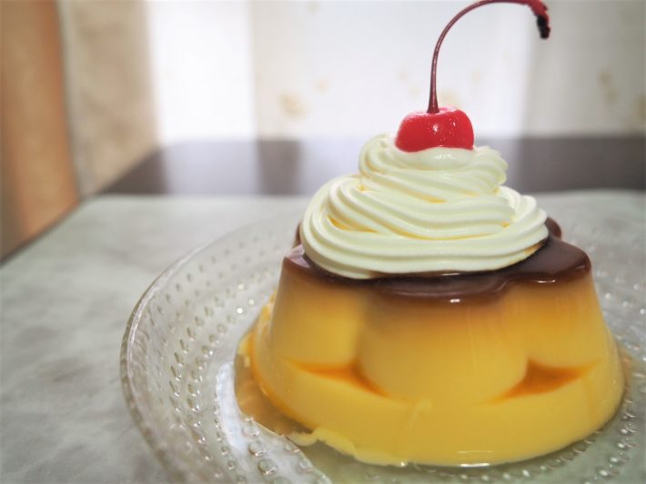 頂上にさくらんぼをのせて完成！