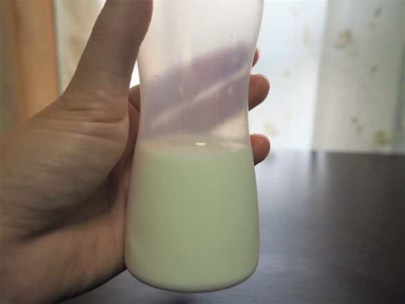 容器の目印の位置まで生クリームを注ぎます