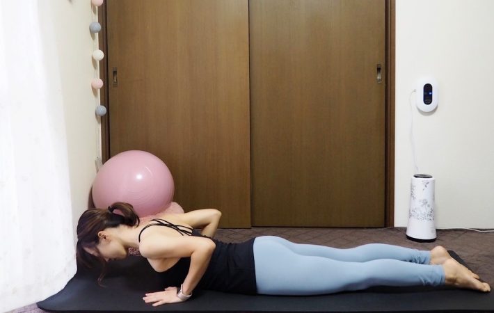 （1）床にうつ伏せになり、胸の横に手をつく