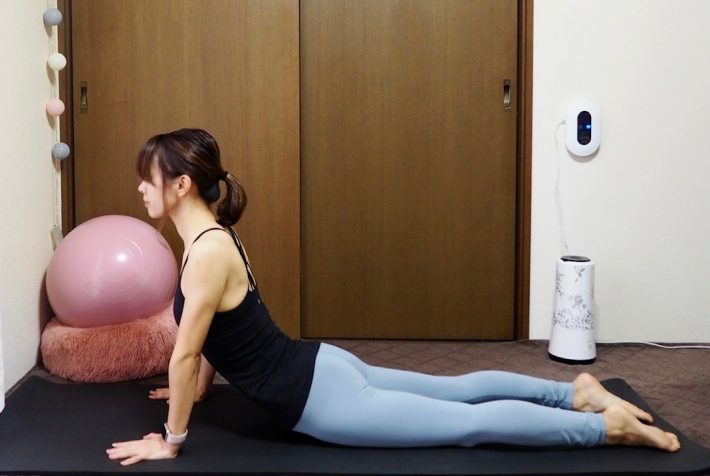 （2）【息を吸う】手で床を押してひじを伸ばし、上体を起こす