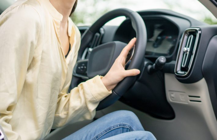 ドアを足で蹴って外に出た妻