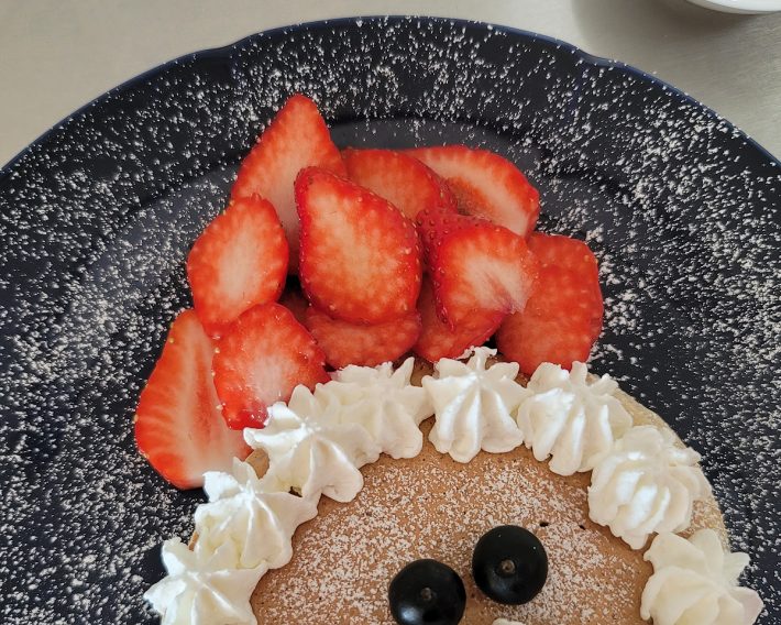 スライスしたイチゴを、三角帽のカタチになるように重ねて行く