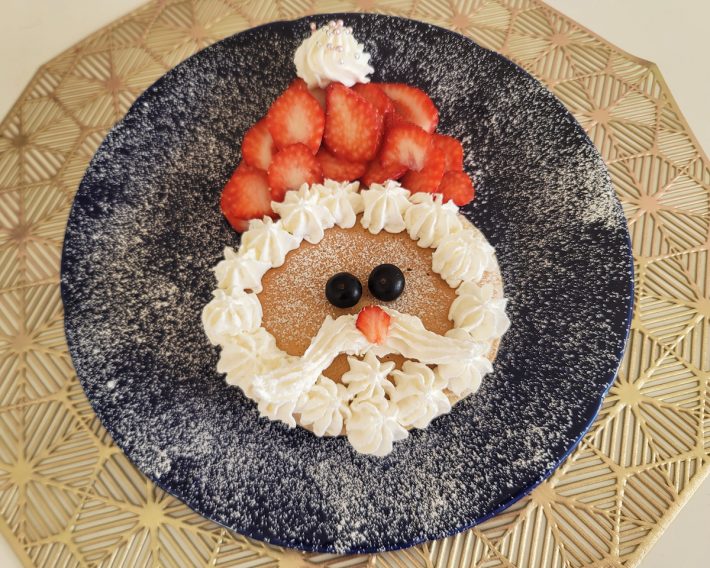 完成したサンタパンケーキ
