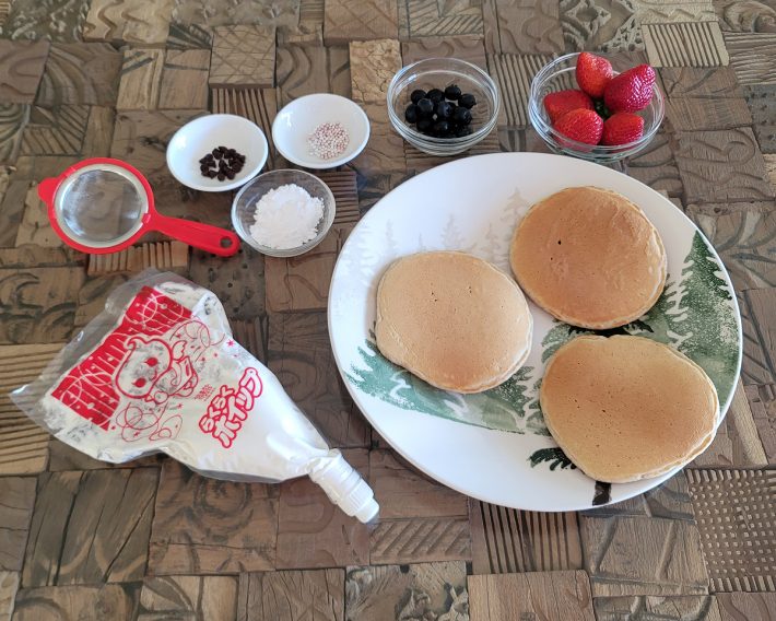 サンタパンケーキを作る材料。少しだけオプションも並べています