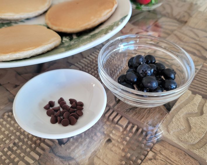 ブルーベリーはチョコチップで代用してもOK。マーブルチョコもカワイイ!?