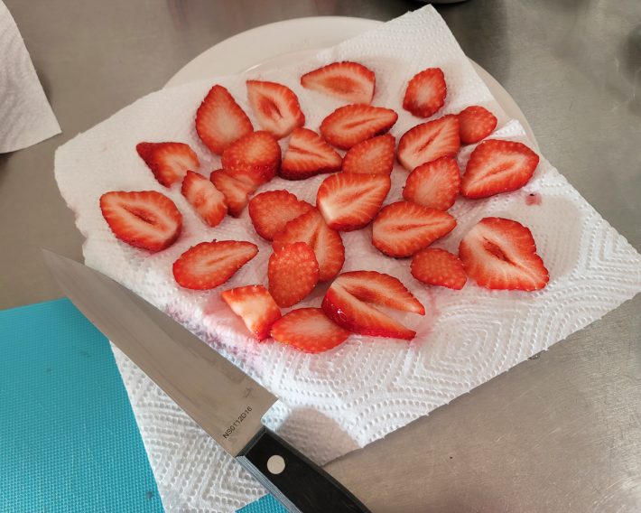 イチゴをタテにスライスして、キッチンペーパーの上に並べておく。厚さは2～3ミリ