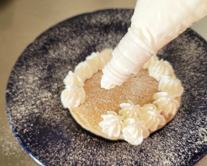 仕上がりをイメージしながら、ホイップクリームを絞る