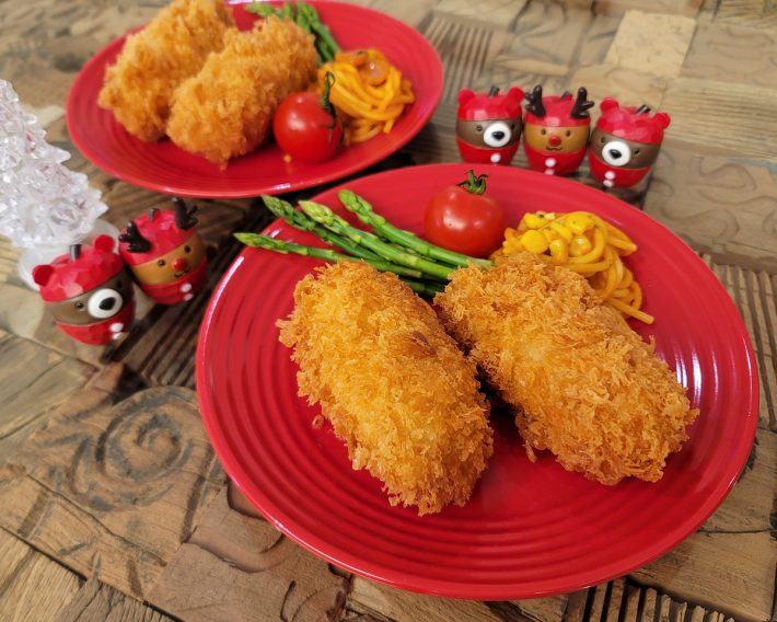 赤いシンプルな食器であれば、年中使える