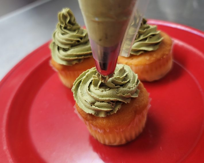 クリスマスツリーっぽくなるように絞り出そう。多少失敗しても大丈夫