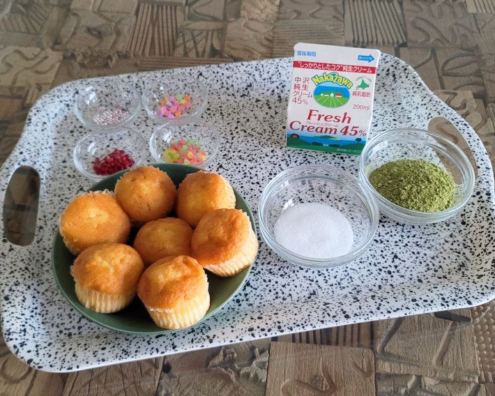 市販のミニカップケーキ、生クリーム（乳脂肪分35～45％）、抹茶、砂糖、ケーキトッピング