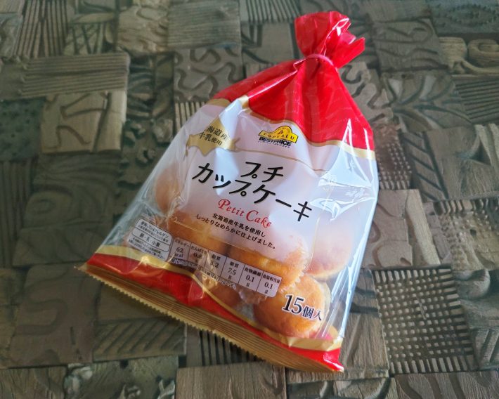 300円前後で購入できるミニサイズのカップケーキ（写真はトップバリュのもので本体価格258円）
