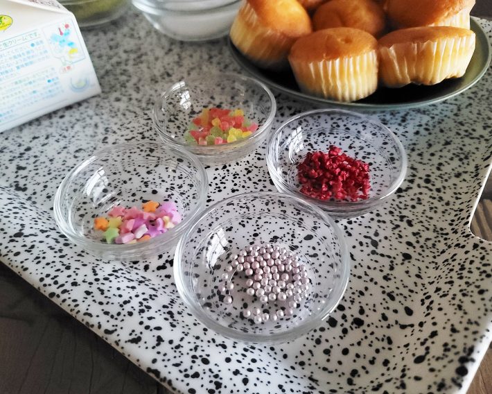 ケーキトッピングはカラフルなものを選ぶと良い。星型もポイント