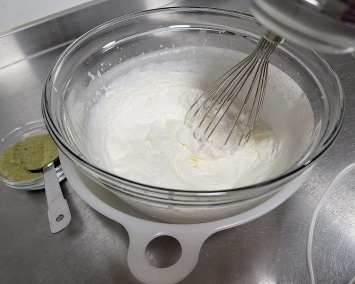 生クリームを泡立てるのは、商品の記載どおりに行う。砂糖の分量も書いてある