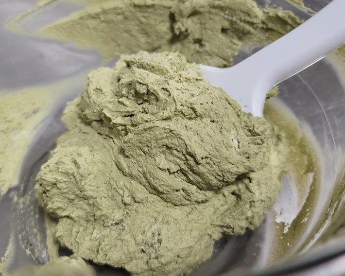 ゴムベラを使って混ぜると色が均一になりやすい