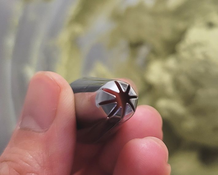 星型の口金を選びましょう。おまけとして付いているプラスチック製のものでもOK