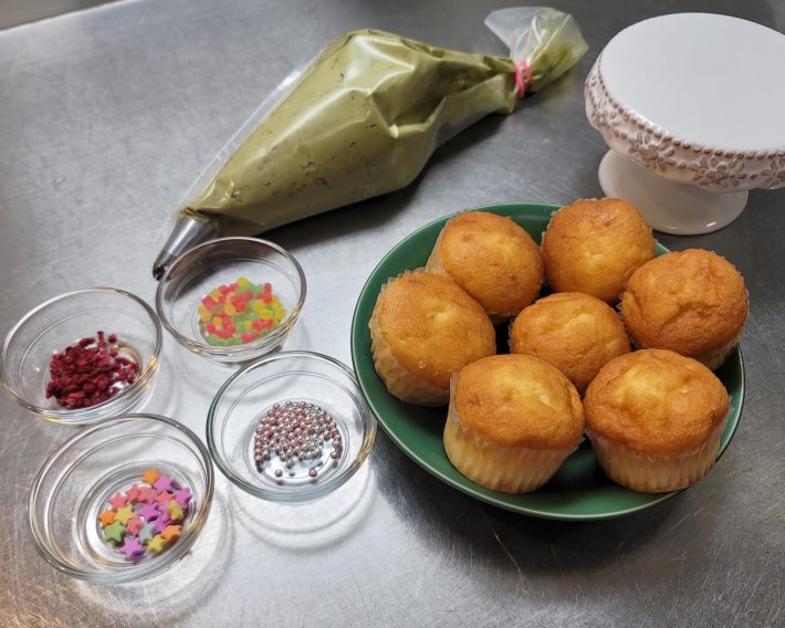 ホイップクリームの準備が完了。あとは飾りつけのみ