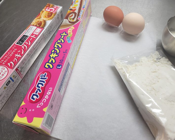 お菓子作りやオーブン・トースター料理でおなじみの「クッキングシート」を準備しましょう