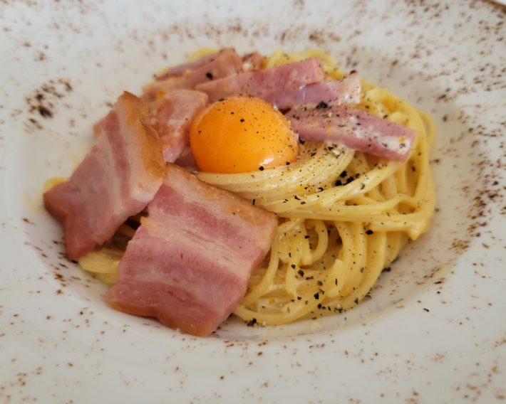 いつもよりもベーコンをたっぷり、しかも厚切りで使うカルボナーラ