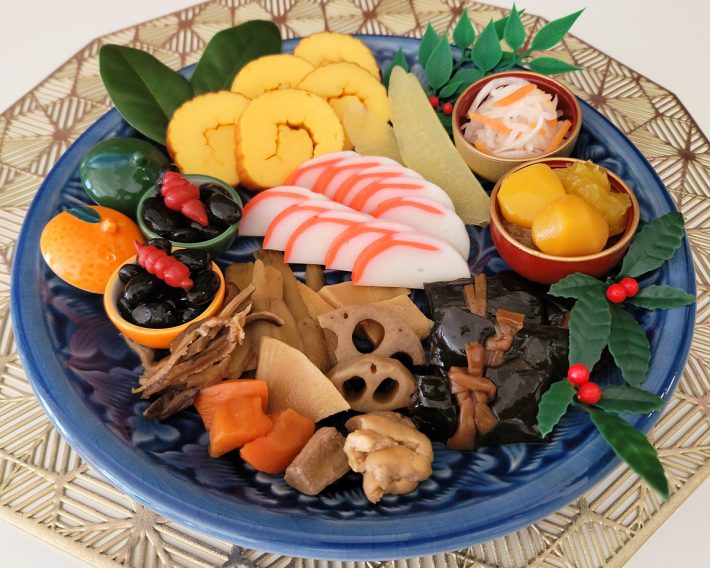 チョイスしたのは、お煮しめ、伊達巻、黒豆、長呂儀、一口鰊昆布巻、つぶつぶ栗きんとん、栗甘露煮、なます、味付け数の子、御蒲鉾紅白（鯛入り）の10種。合計1080円