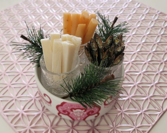 追加で3品選ぶなら、ふぐ蒲、味付けごぼう、田作り。セリアで購入した小さめのガラス器にタテに盛り付けてみました