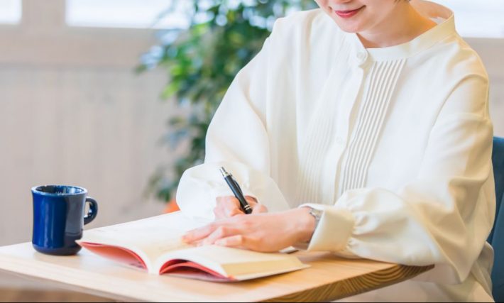 物書き、勉強をする女性