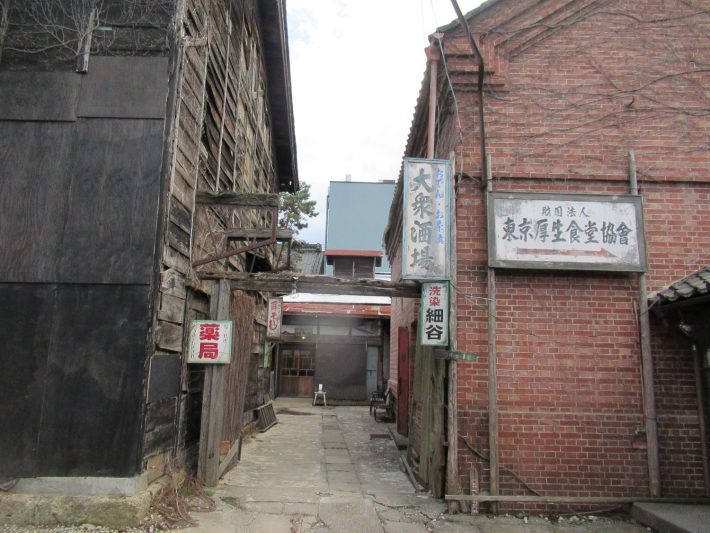 蔵を利用した14の店やイベントスペースが集結する七ツ梅酒造跡