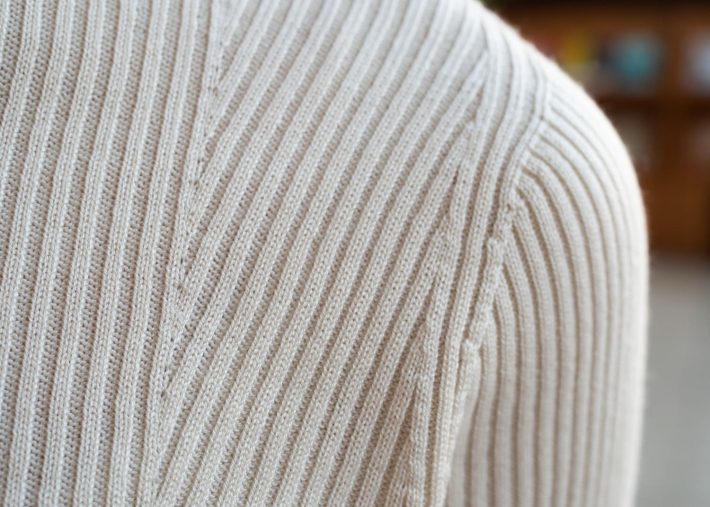 立体感がもっともよく分かるのが肩口。複雑な編み目です