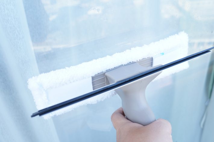 モップで拭いているところ