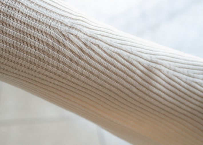 フレアの袖口も放射線状に編まれています