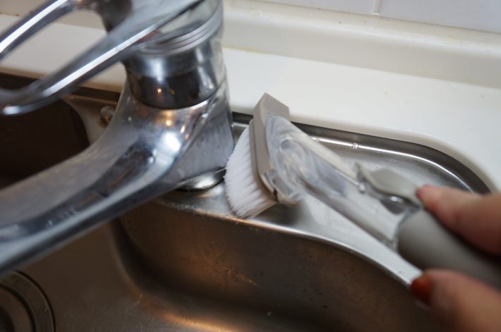 洗剤を少しずつ出しながらこすれる