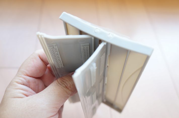 パネルを折り畳んでダスターを取り付ける