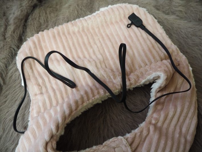 USBケーブルの長さは約100cm。