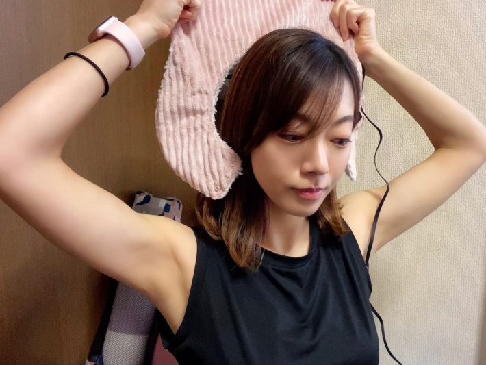 肩に乗せます。