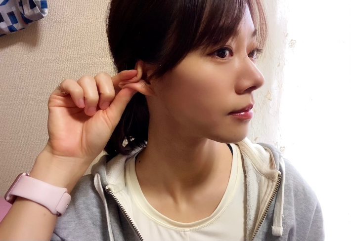 耳をくの字につまみます。