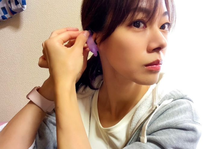 上下のタブを引っ張りしっかりと固定。