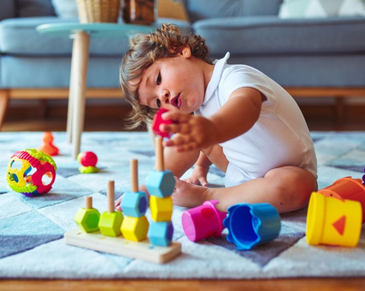 おもちゃで遊ぶこども