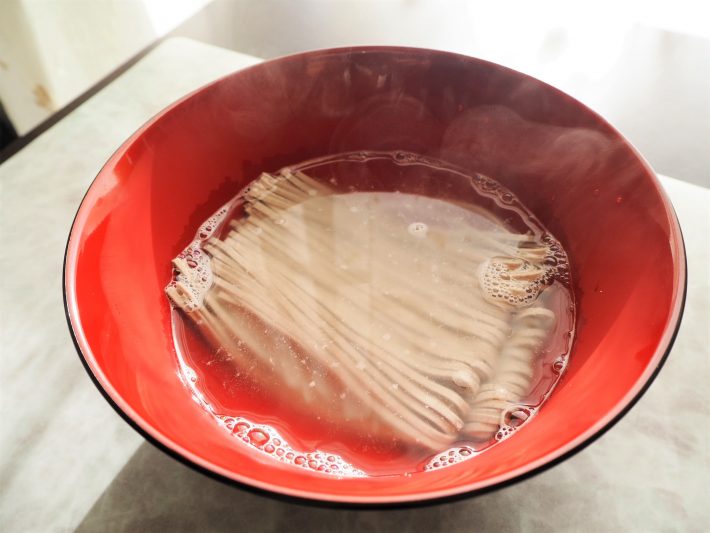 お湯を300ml程度入れます。