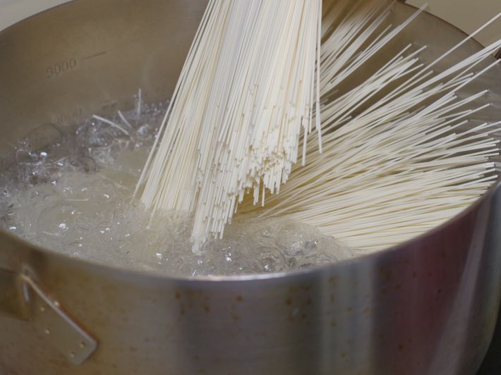 そうめん茹でる