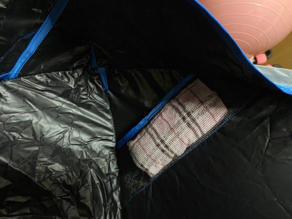 内側ポケットに濡らしたタオルを入れて乾燥対策。