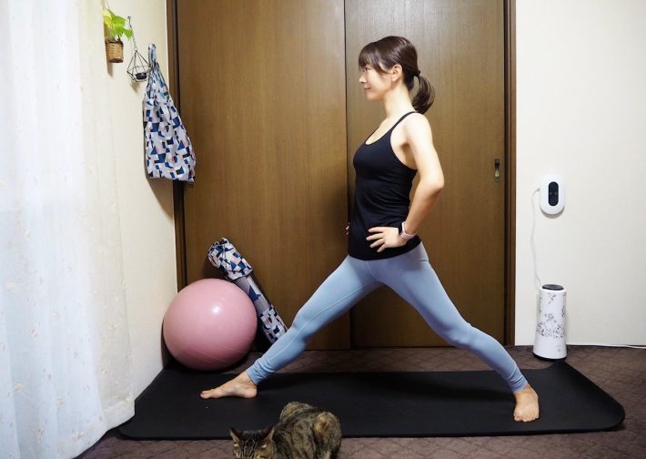 （2）左足をうしろに大きく引く