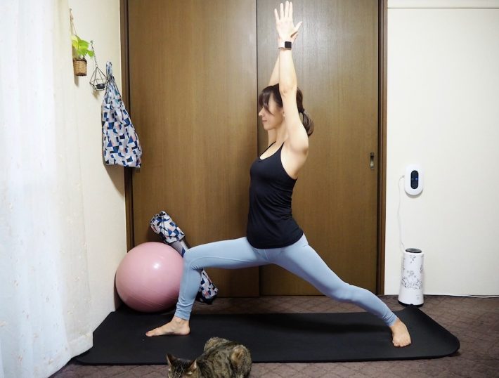 （3）右ひざを90度に曲げたら、両腕を頭上に伸ばす