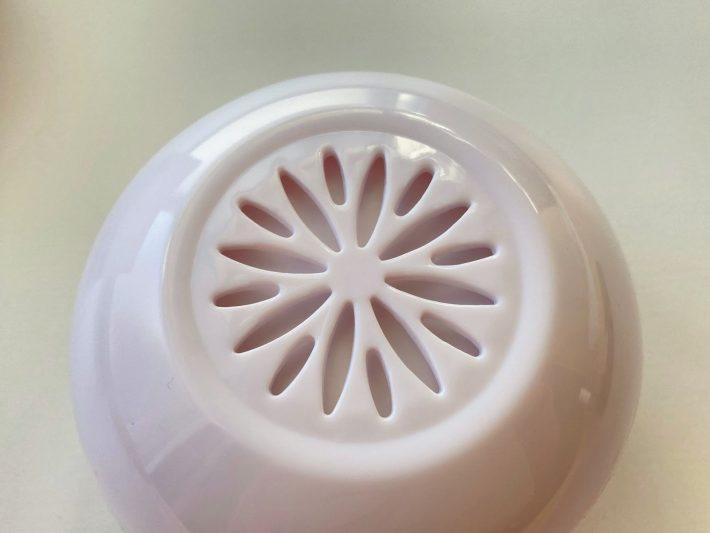 本体の上はお花のようなデザイン