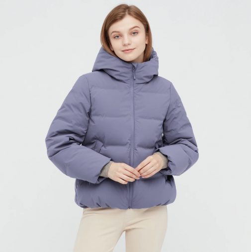 UNIQLOのシームレスダウンパーカならBLUEがおすすめ。
